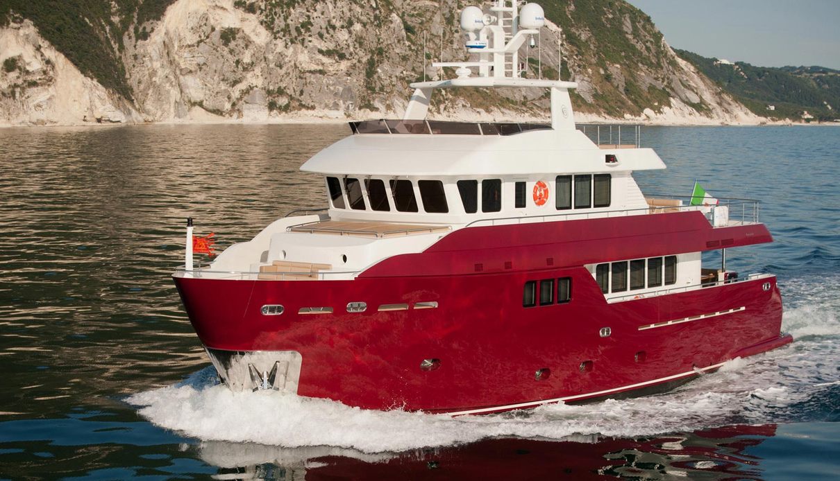 Eva yacht, Cantiere delle Marche