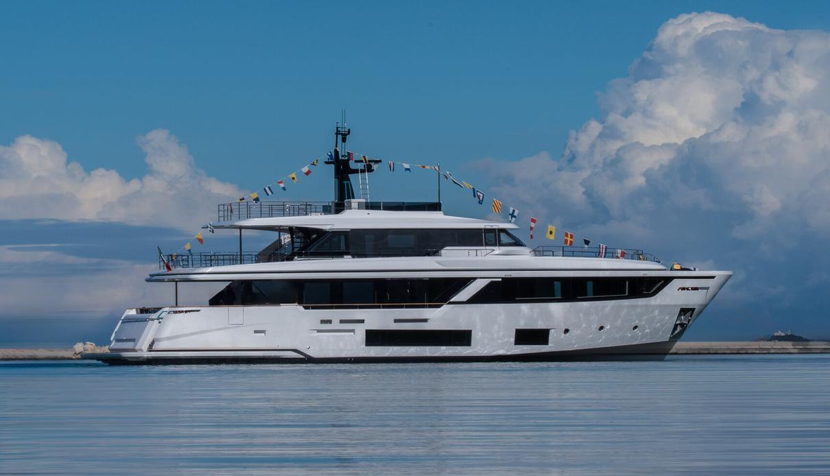 Sole yacht, Custom Line