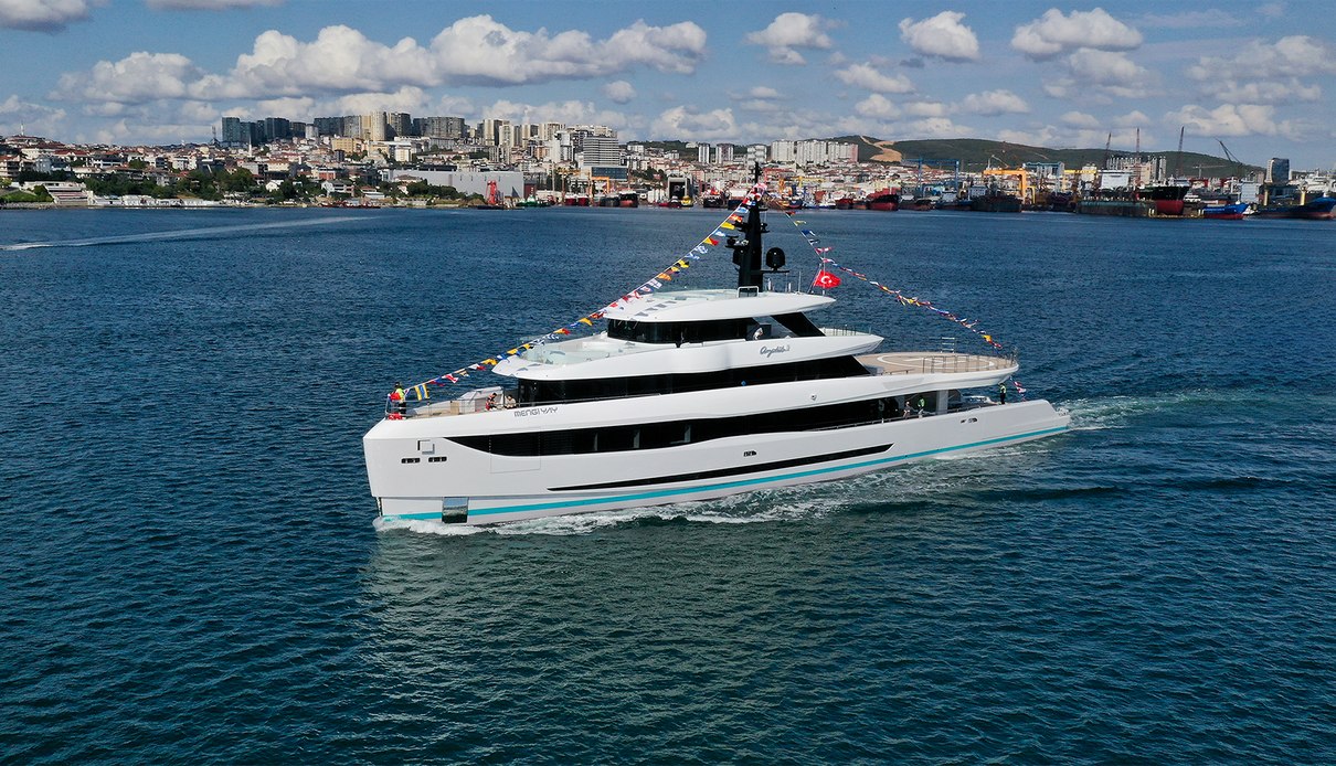 Amphib II yacht, Mengi Yay
