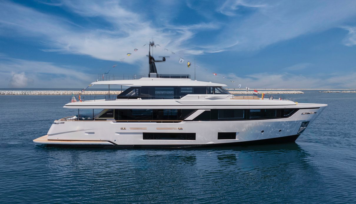 Mia CA yacht, Custom Line