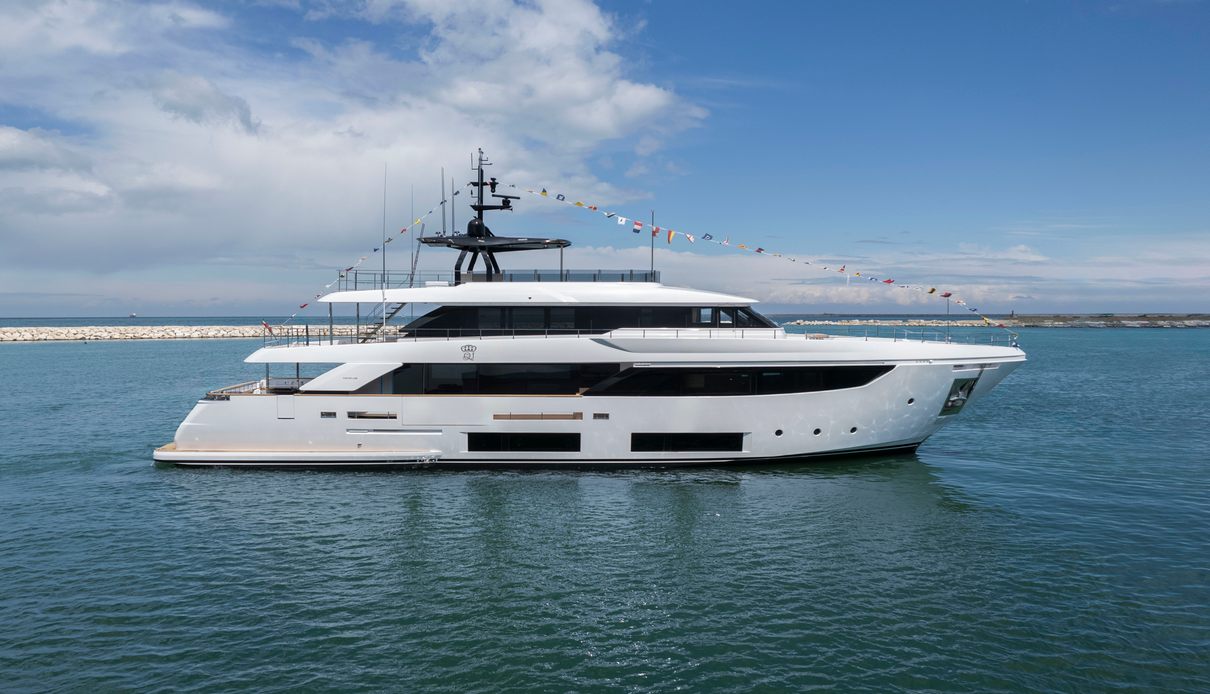 Queen J III yacht, Custom Line