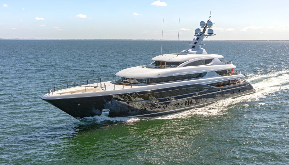 Podium yacht, Feadship