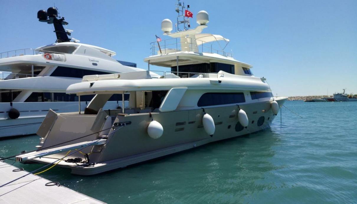 Falcon Grande yacht, Custom Line