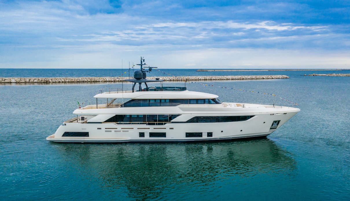 Kiki V yacht, Custom Line