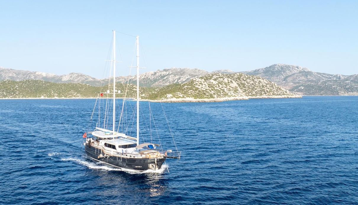 Aqua Bella yacht, Custom