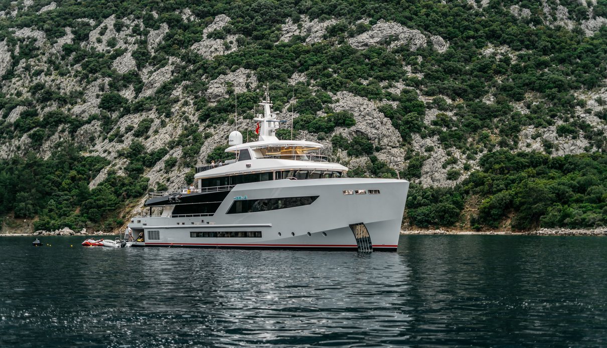 Heeus yacht, Bering Yachts