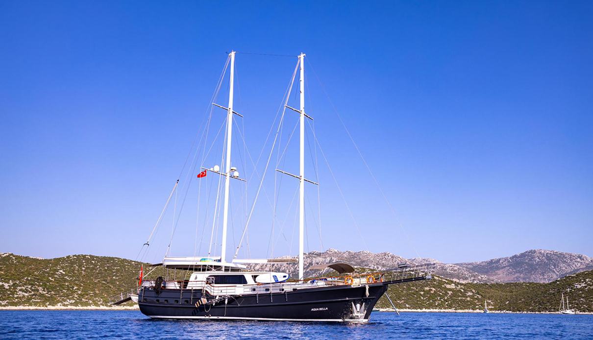 Aqua Bella yacht, Custom