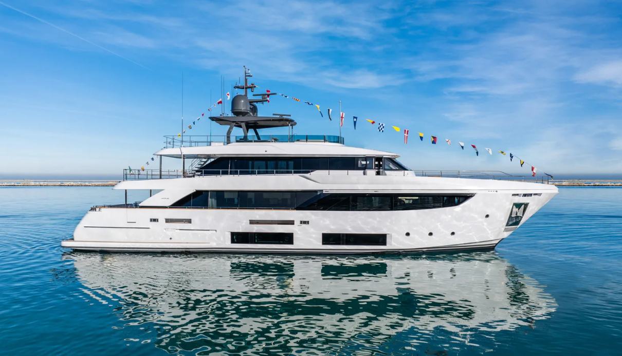 Upstream yacht, Custom Line