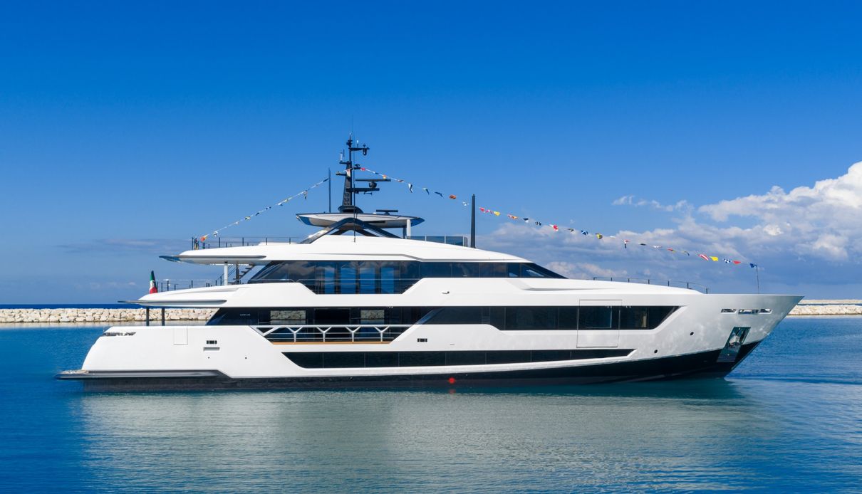 Parabolica 2 yacht, Custom Line