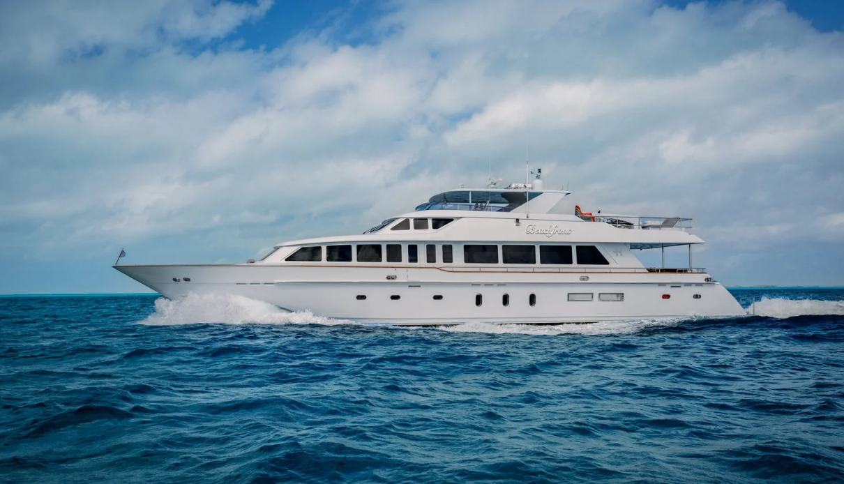 Beachfront yacht, Hargrave Custom Yachts