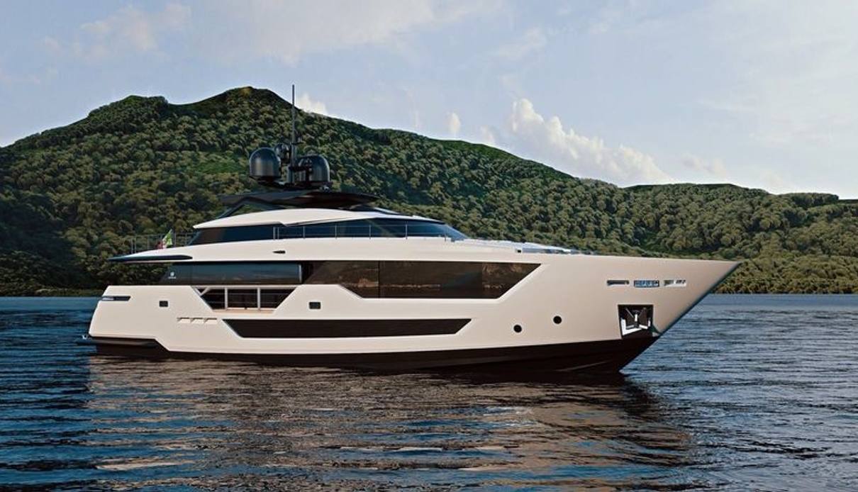 Alvium yacht, Custom Line