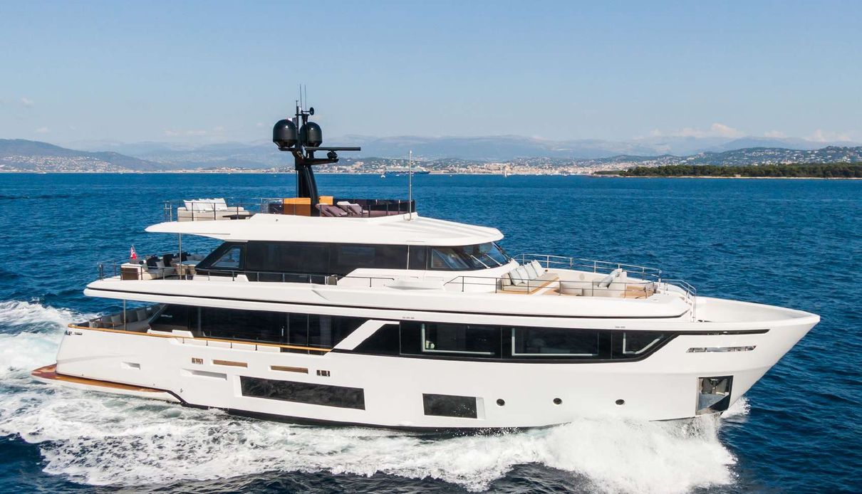 Mrs L yacht, Custom Line