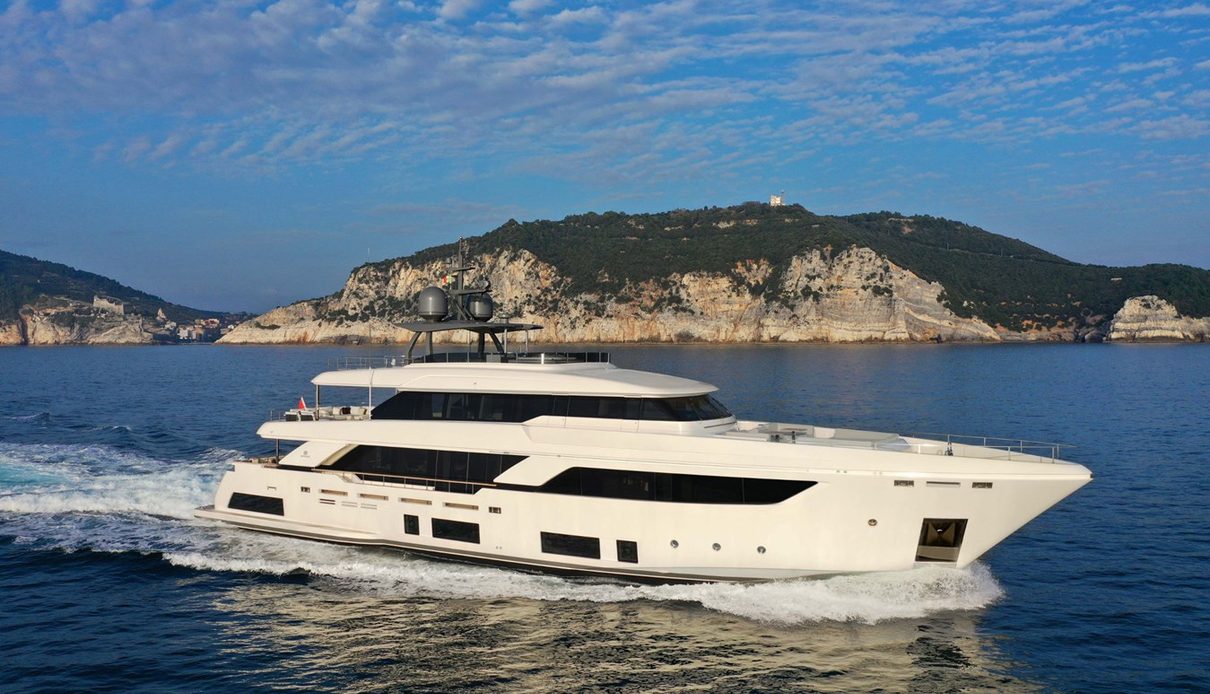 Eros yacht, Custom Line