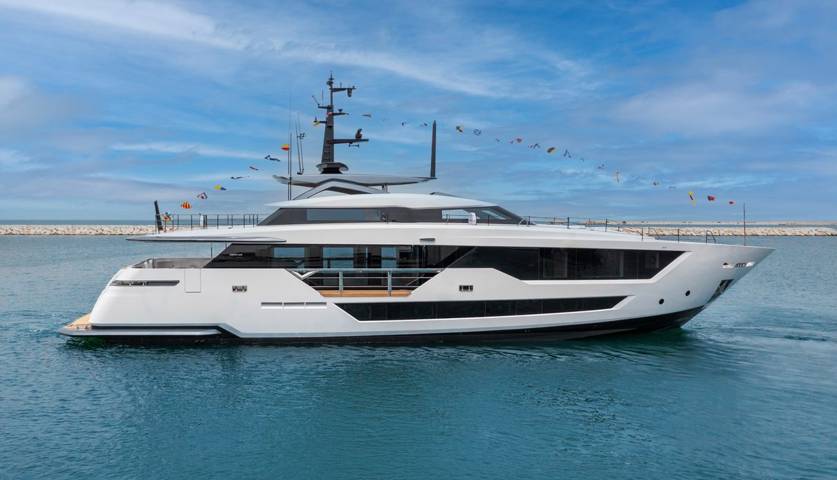 BBerton yacht, Custom Line