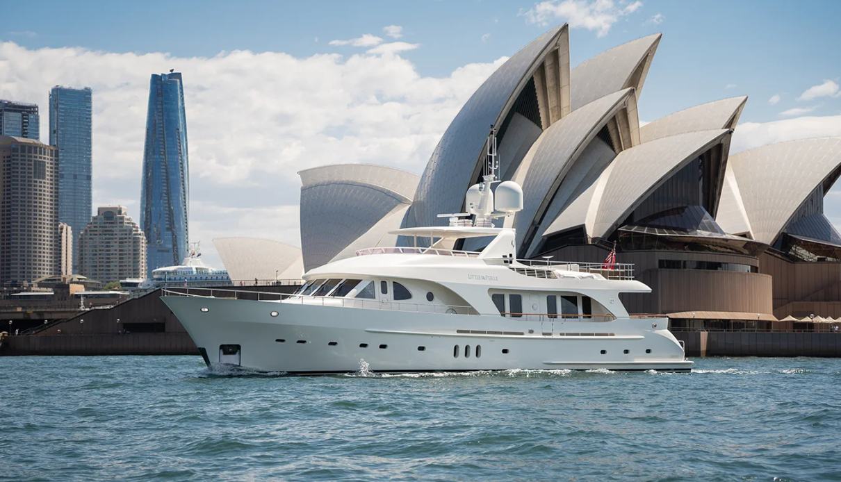 Little Perle yacht, Moonen