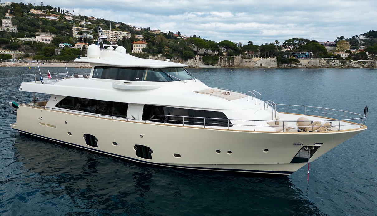 La Pausa yacht, Custom Line