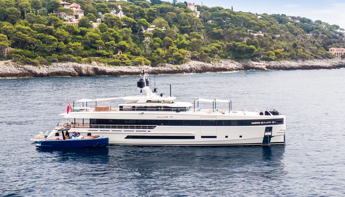 Club M yacht, Baglietto