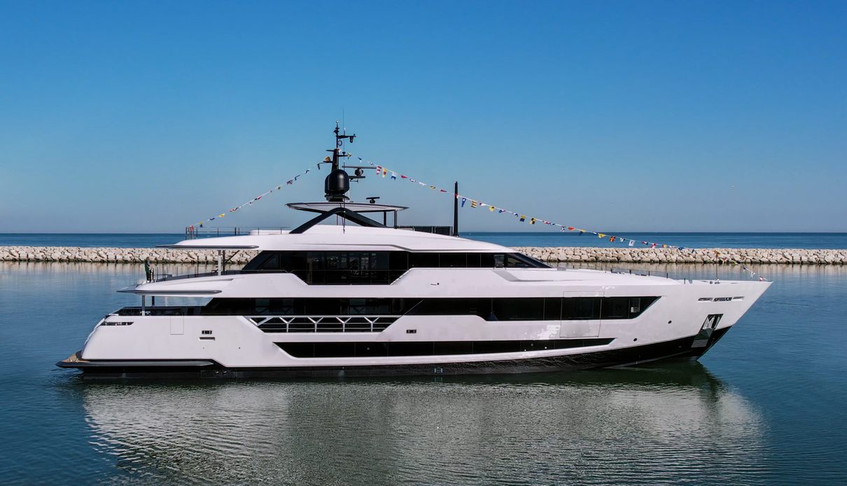 Miotu yacht, Custom Line