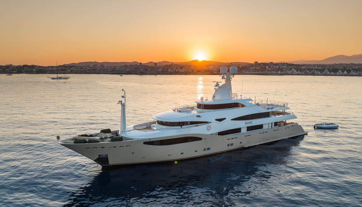 Light Holic yacht, CRN Yachts