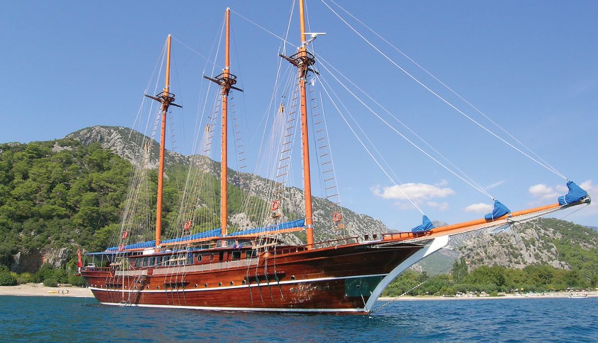 Bahriyeli C yacht, Custom