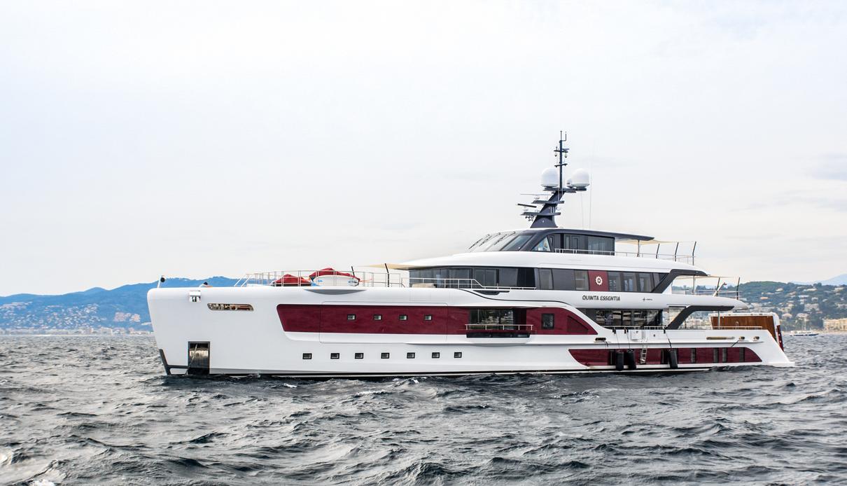 Quinta Essentia yacht, Admiral Yachts