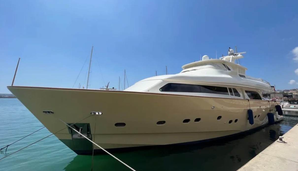 Myeraah yacht, Custom Line