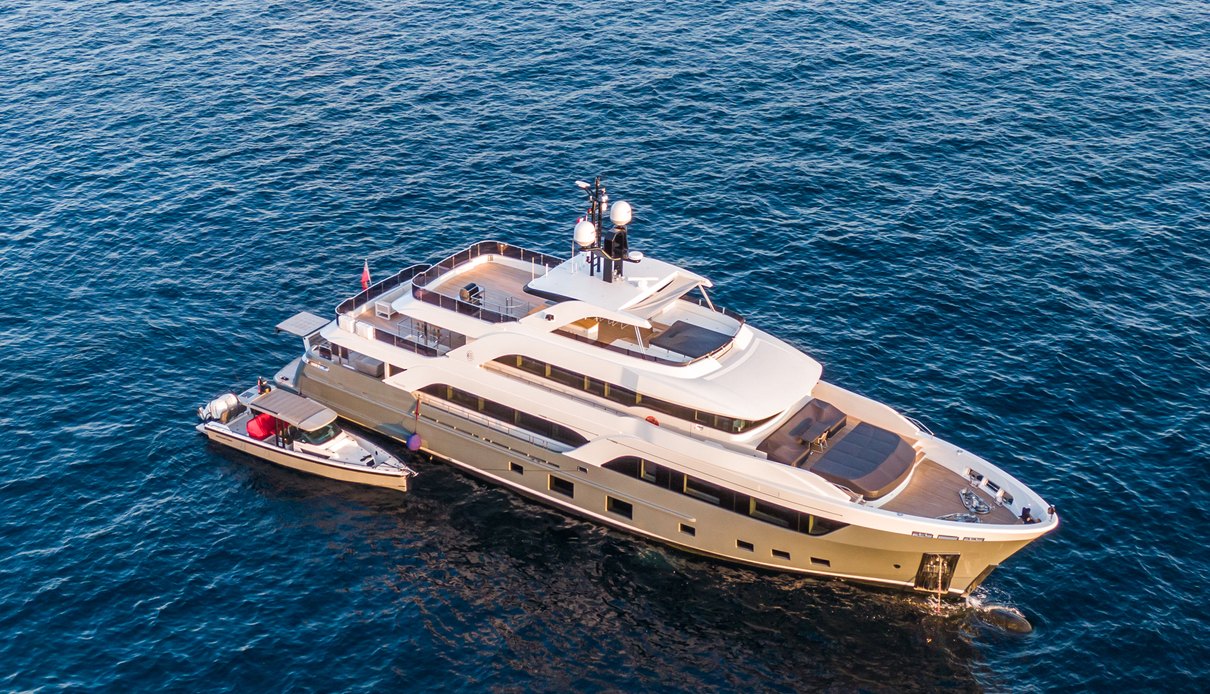 Astrum yacht, Cantiere delle Marche