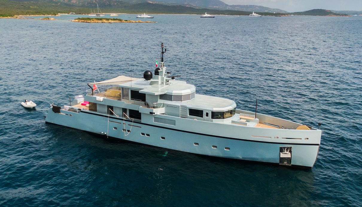Caladan yacht, Tansu