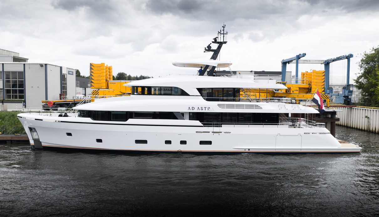 Ad Astra yacht, Moonen