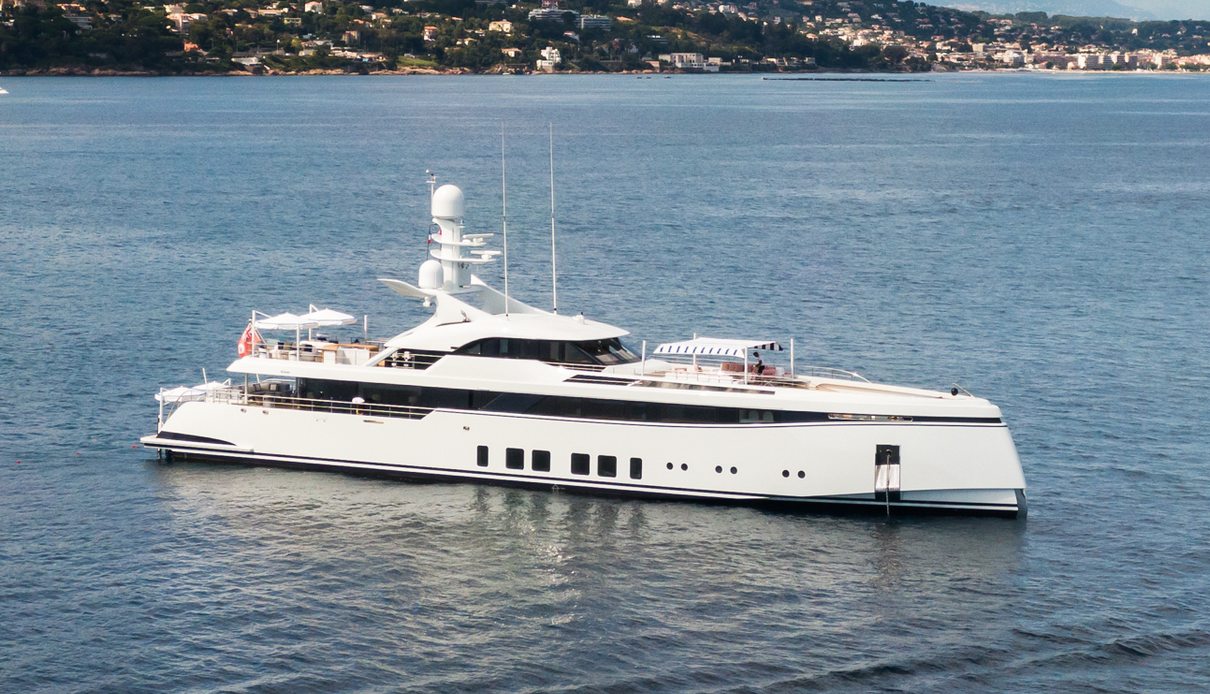 Totally Nuts yacht, Feadship