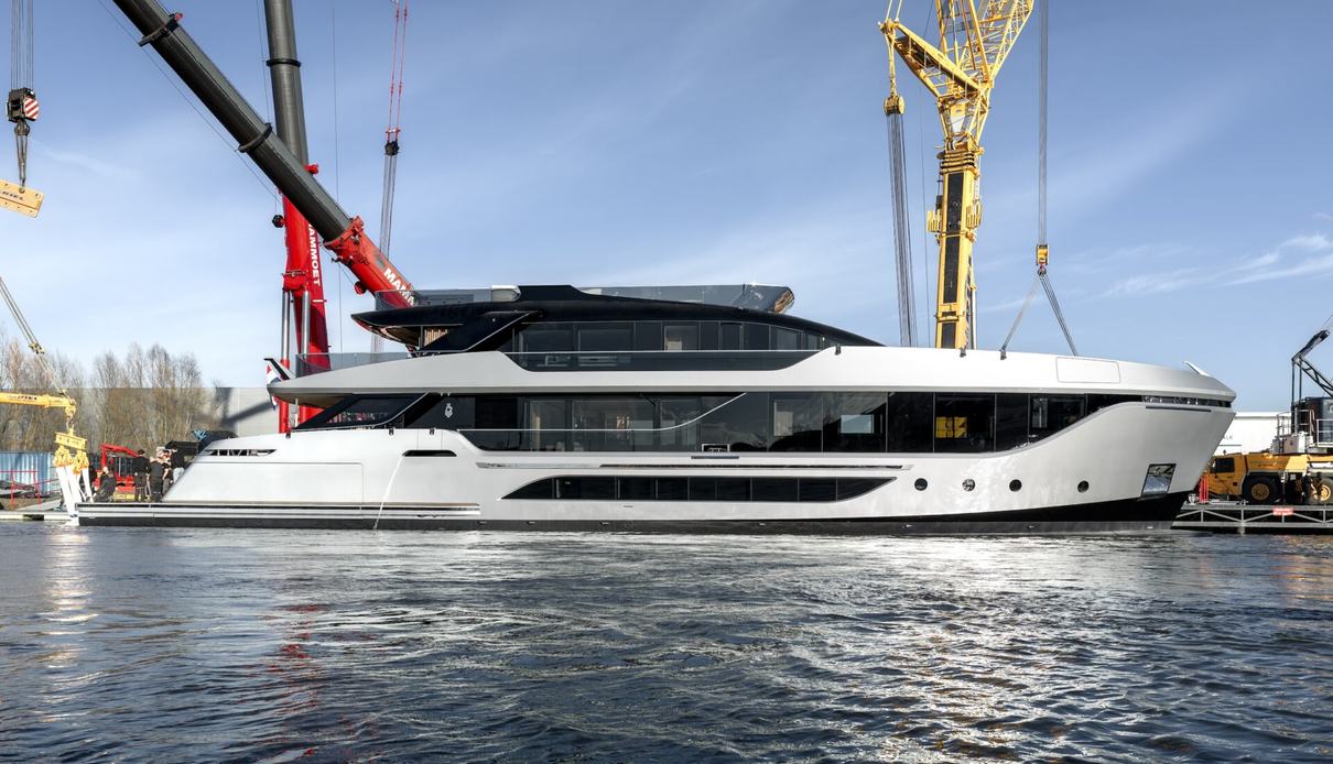 Shine yacht, Van der Valk