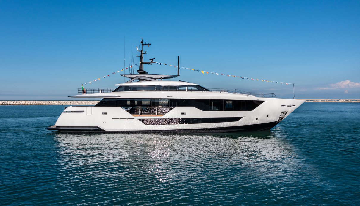 Marican Forever yacht, Custom Line