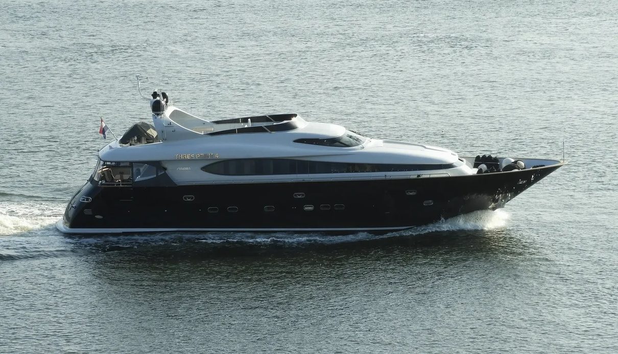 Three Point 4 yacht, Maiora