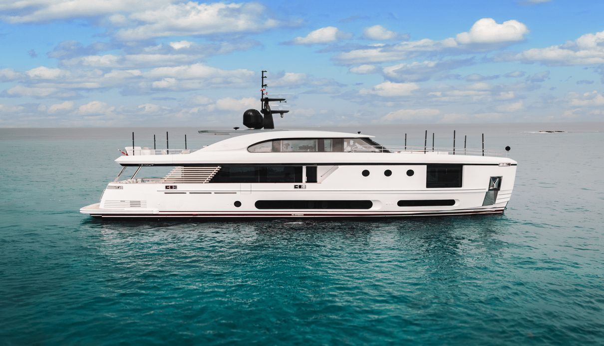 Llenadera yacht, Azimut