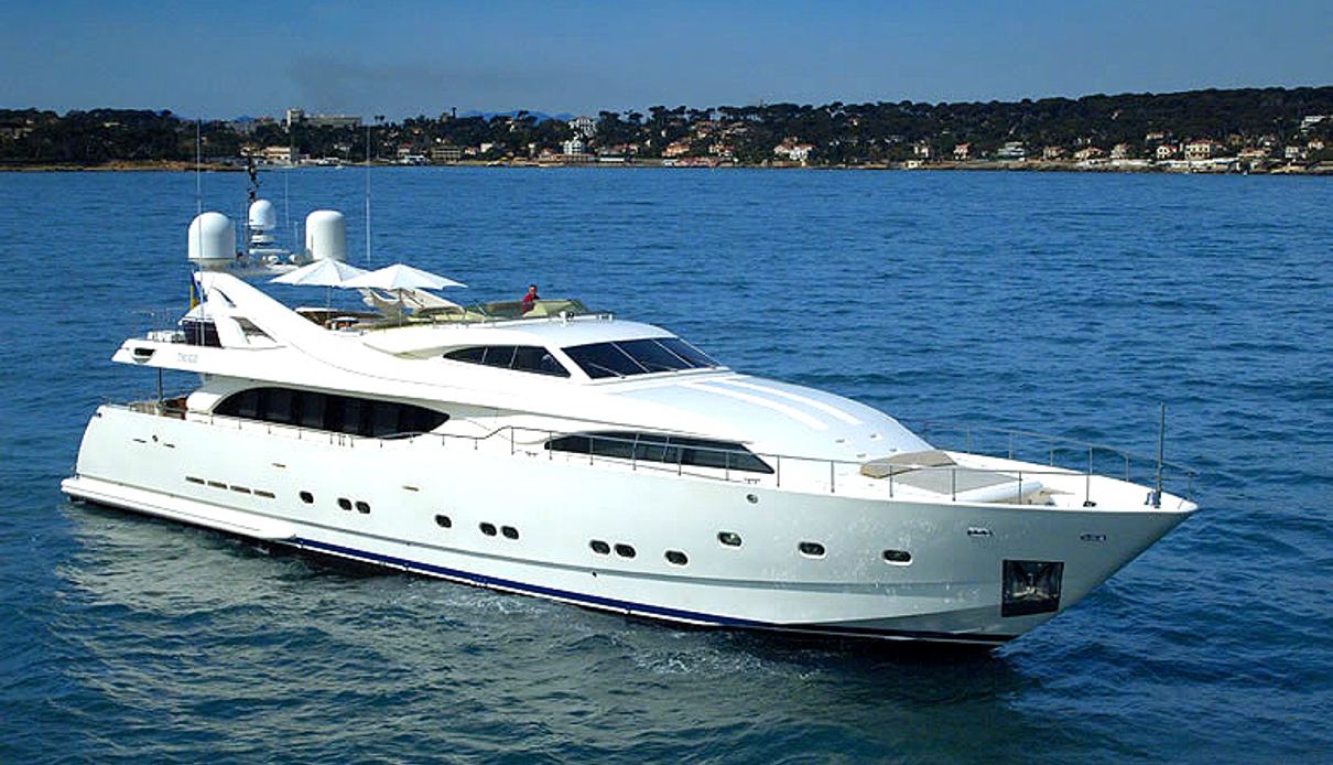 Two Kay yacht, Custom Line