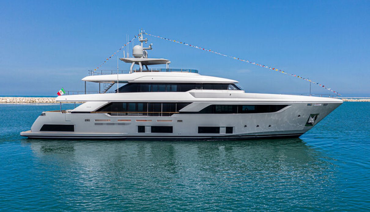 Sokny yacht, Custom Line