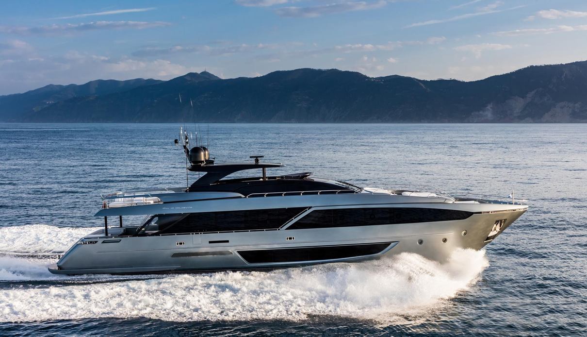 Sarang yacht, Riva