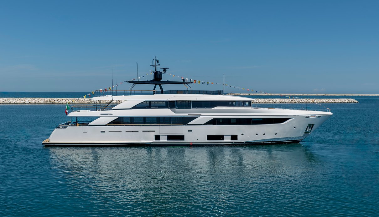 Felicity yacht, Custom Line