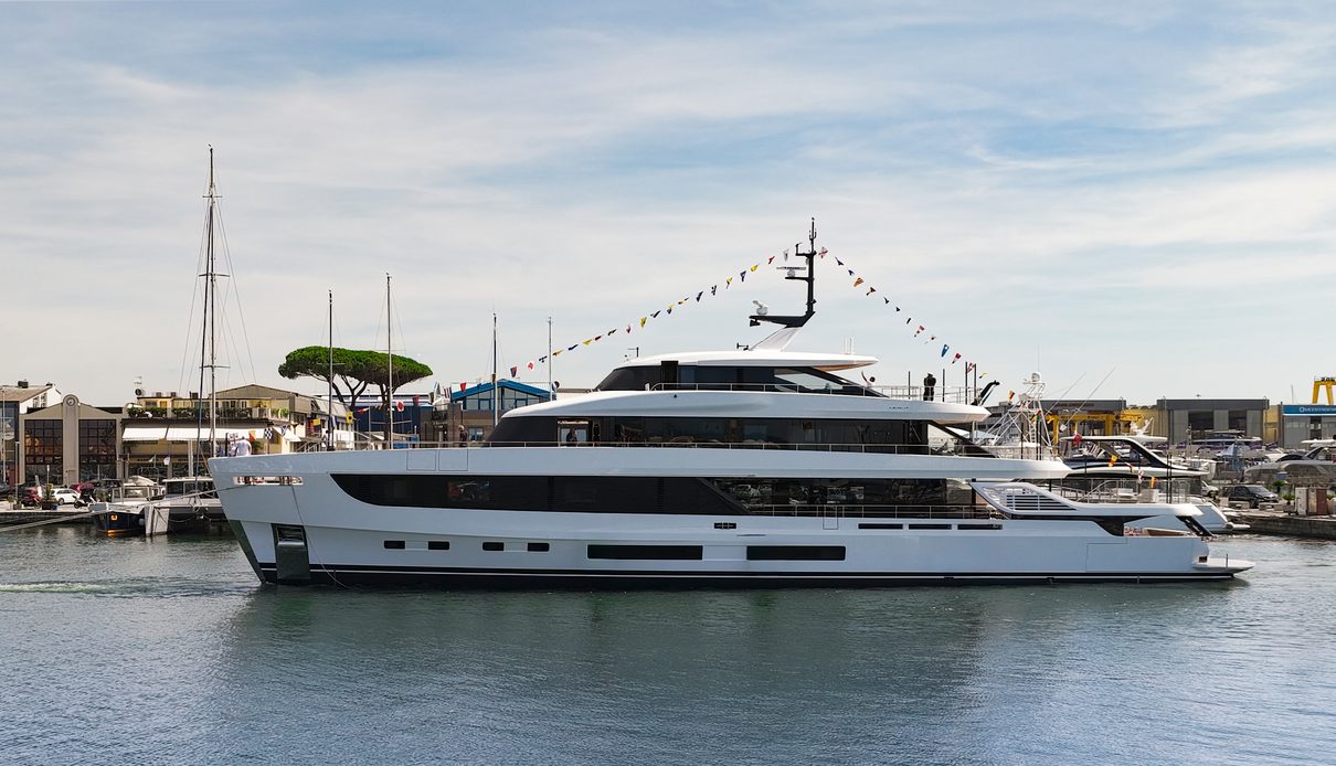 Shabby yacht, Azimut