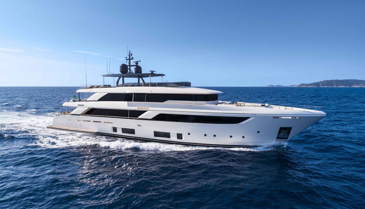 April yacht, Custom Line