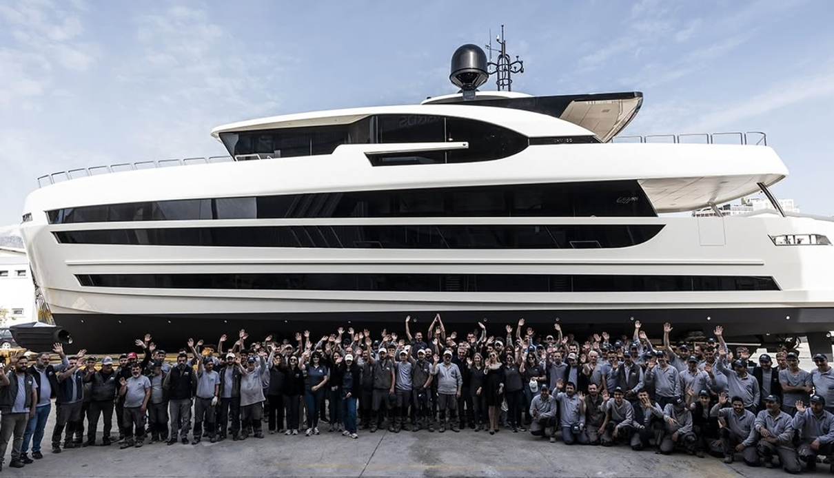 Lazzara UHV 100/01 yacht, Lazzara Yachts