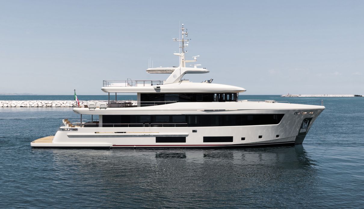 Ammonite yacht, Cantiere delle Marche