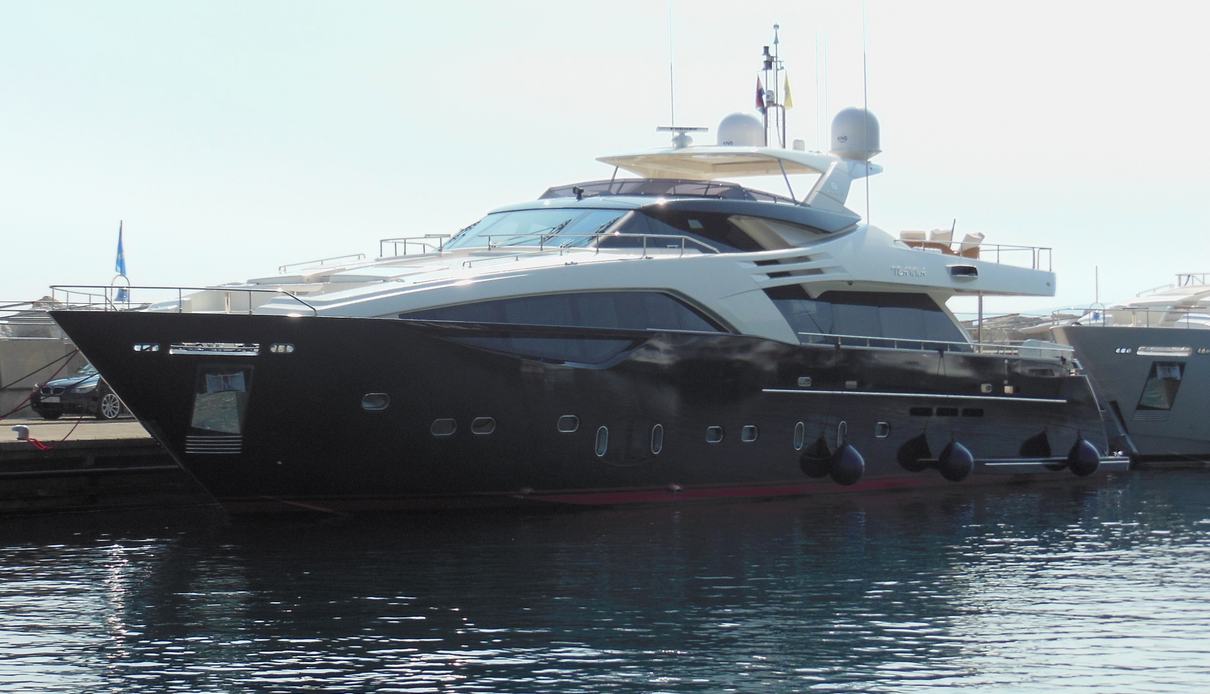 One and Only yacht, Custom Line