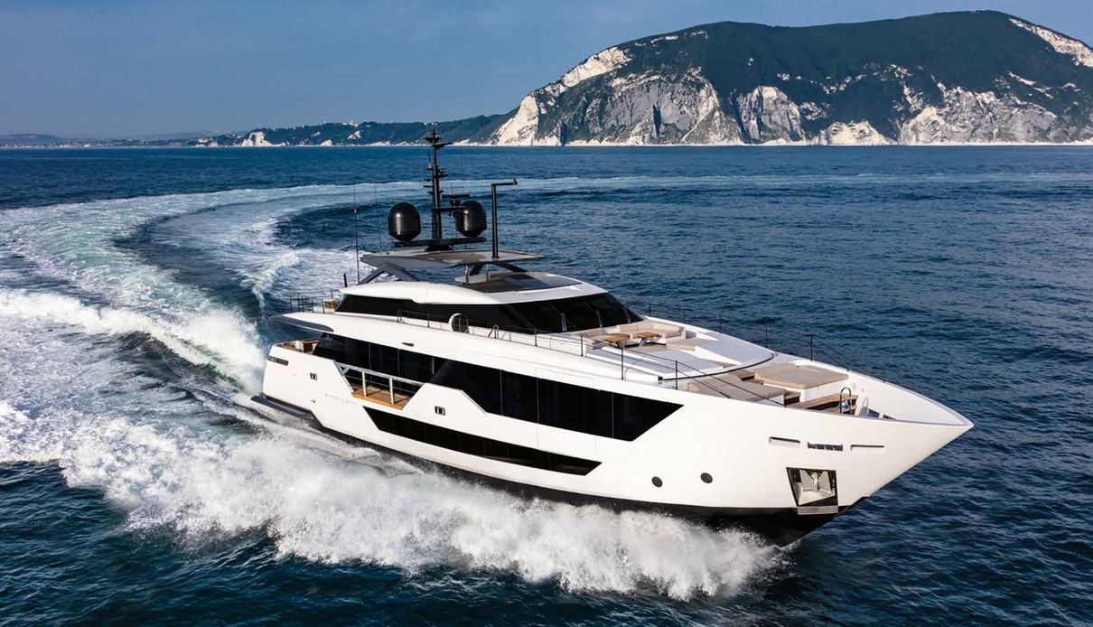 Y yacht, Custom Line