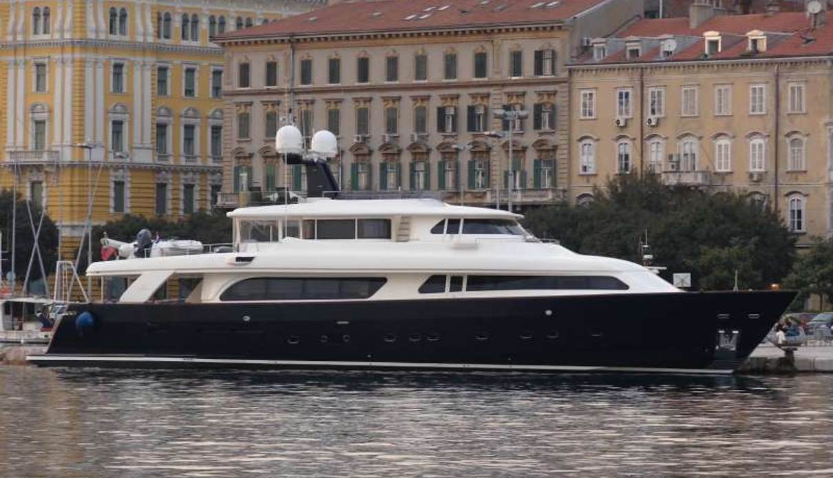 Ena yacht, Custom Line