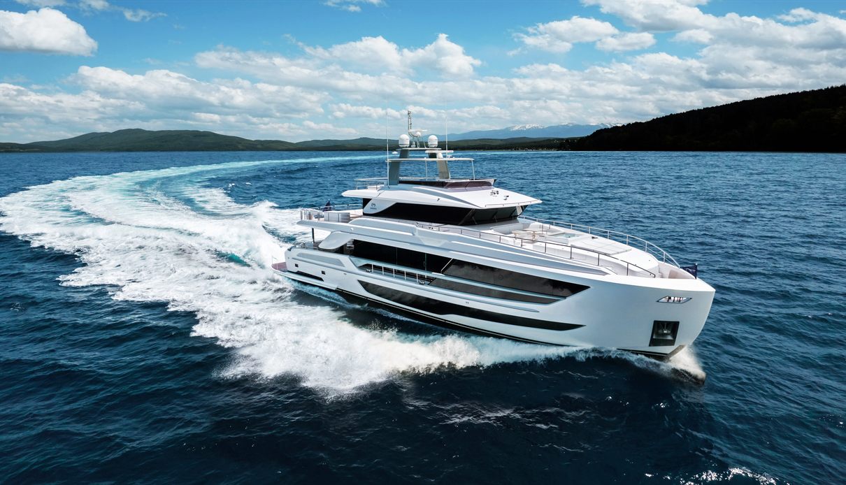 Crowned Eagle yacht, Horizon