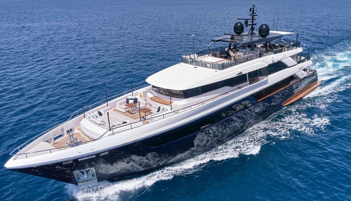 Horizon yacht, Custom Line