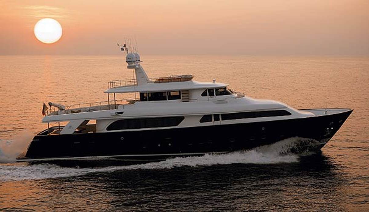 La Vida Loca yacht, Custom Line