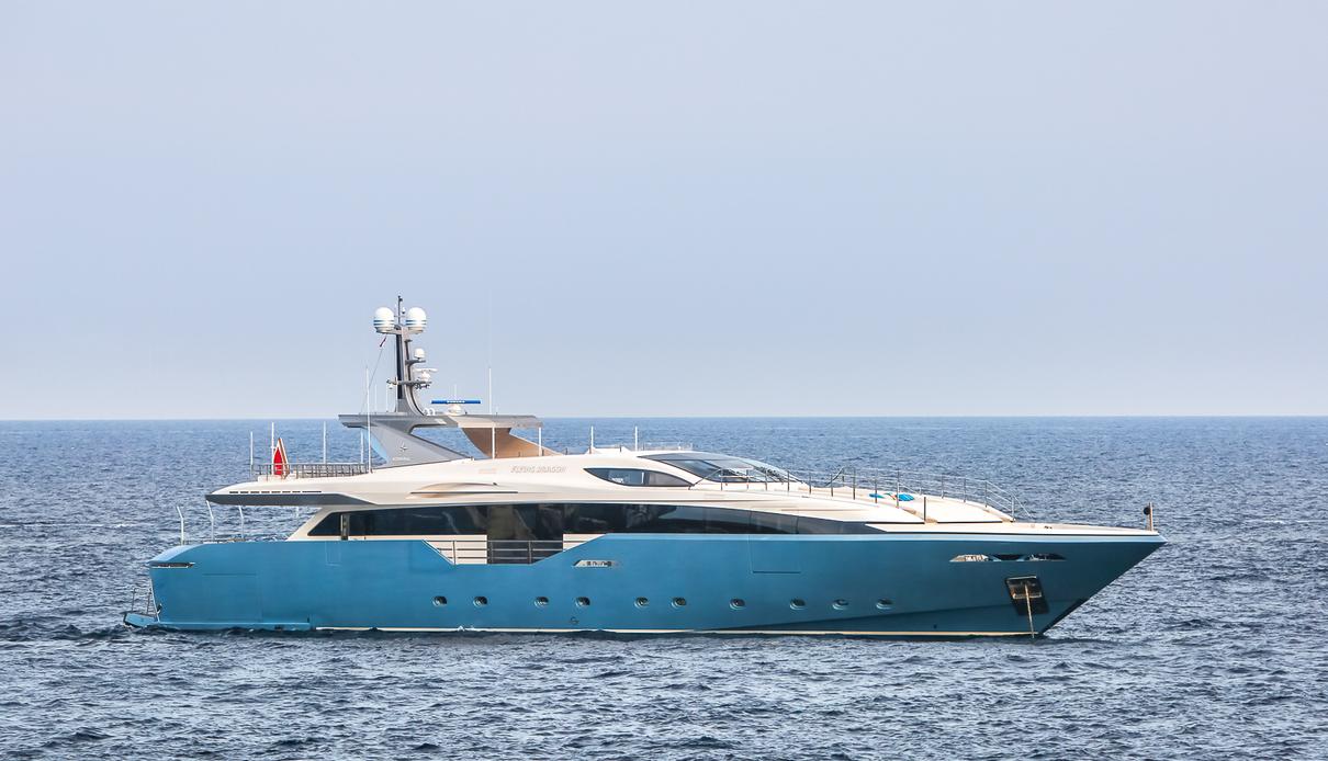 Blue Moon yacht, Admiral Yachts