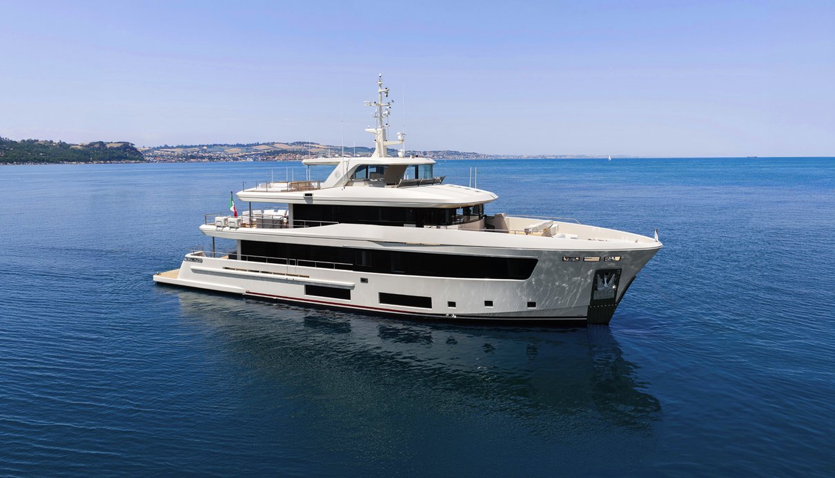 Ammonite yacht, Cantiere delle Marche